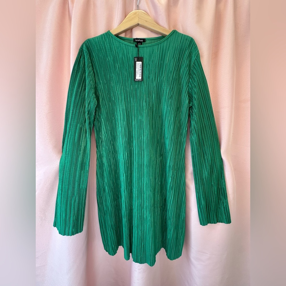BOOHOO GREEN PLISSE COLUMN SHIFT DRESS